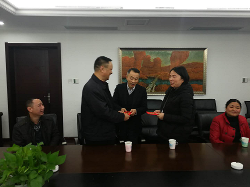 Äϲý³ÇͶ¼¯ÍÅ¿ªÕ¹Î¿ÎÊÄÑÌâÔ±¹¤ËÍÎÂů×ù̸Ô˶¯