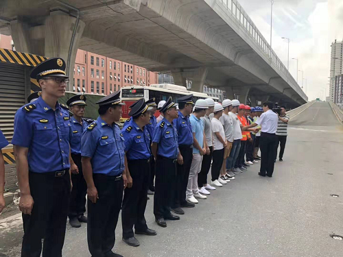 高温慰问送眷注 情系一线共坚守 ——市委副书记刘烁探望慰问洪都大道综合立面刷新工程一线干部职工