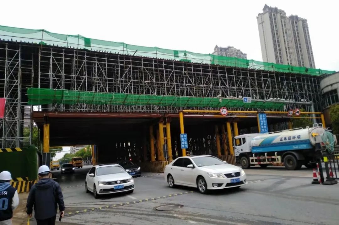 ���⻷���ٹ�·����һ��ͨ��ӭ����ͨ�Σ��߼������������·�ֽ������׸���˳�콽�����